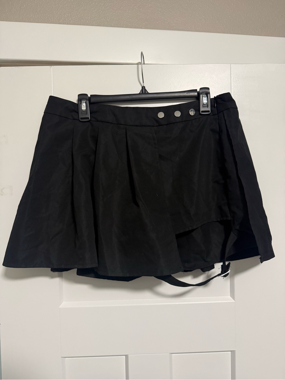 WDIRARA Black Skort with Snap Detail